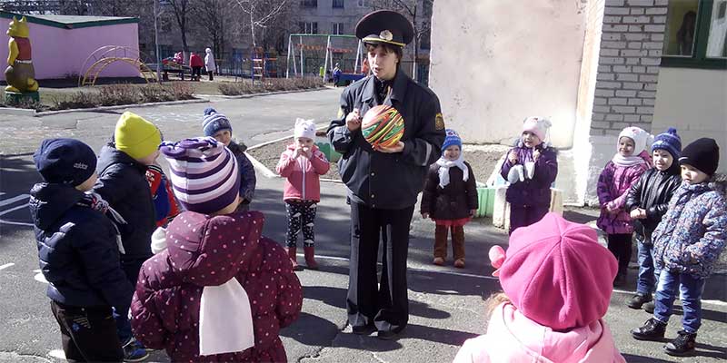 Город. Улица. Светофор