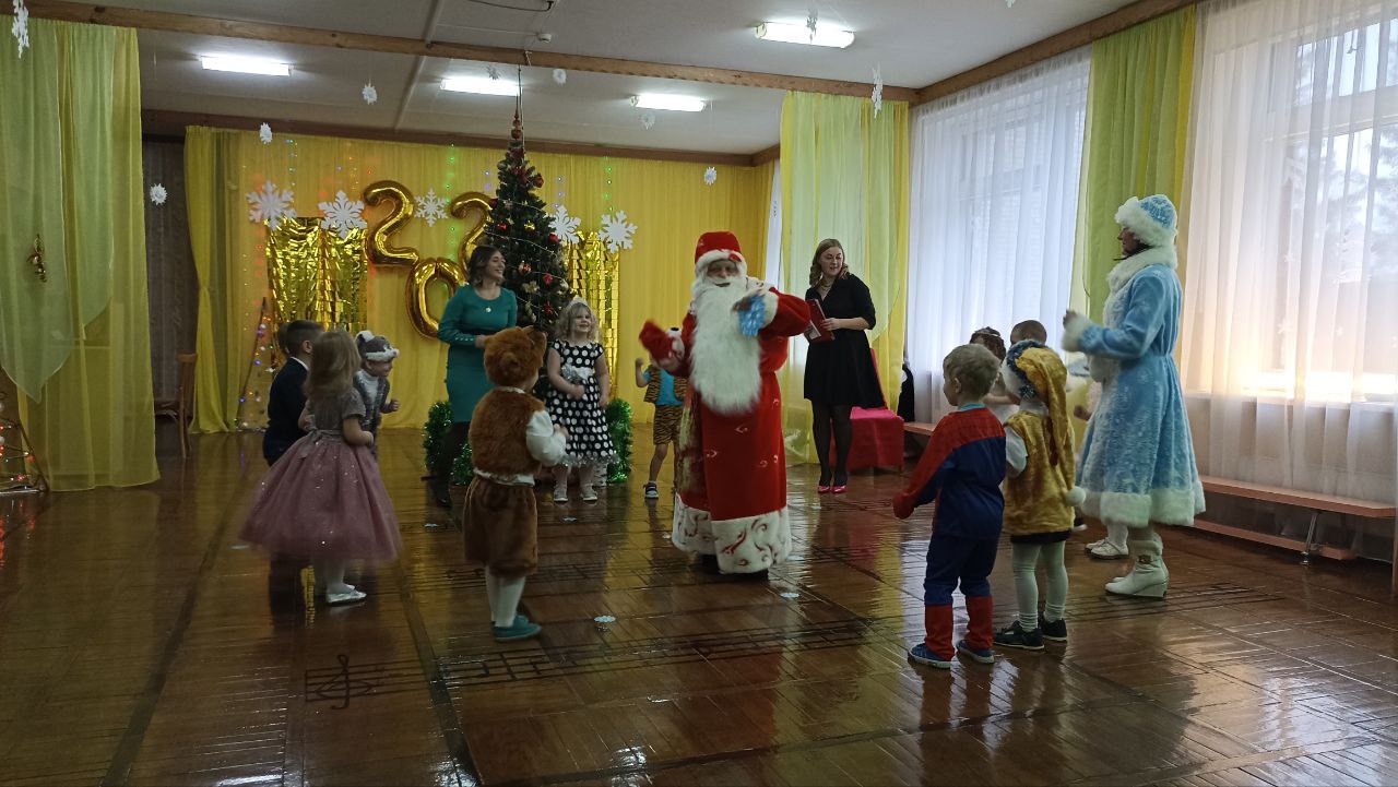 Новогодний праздник в средней группе