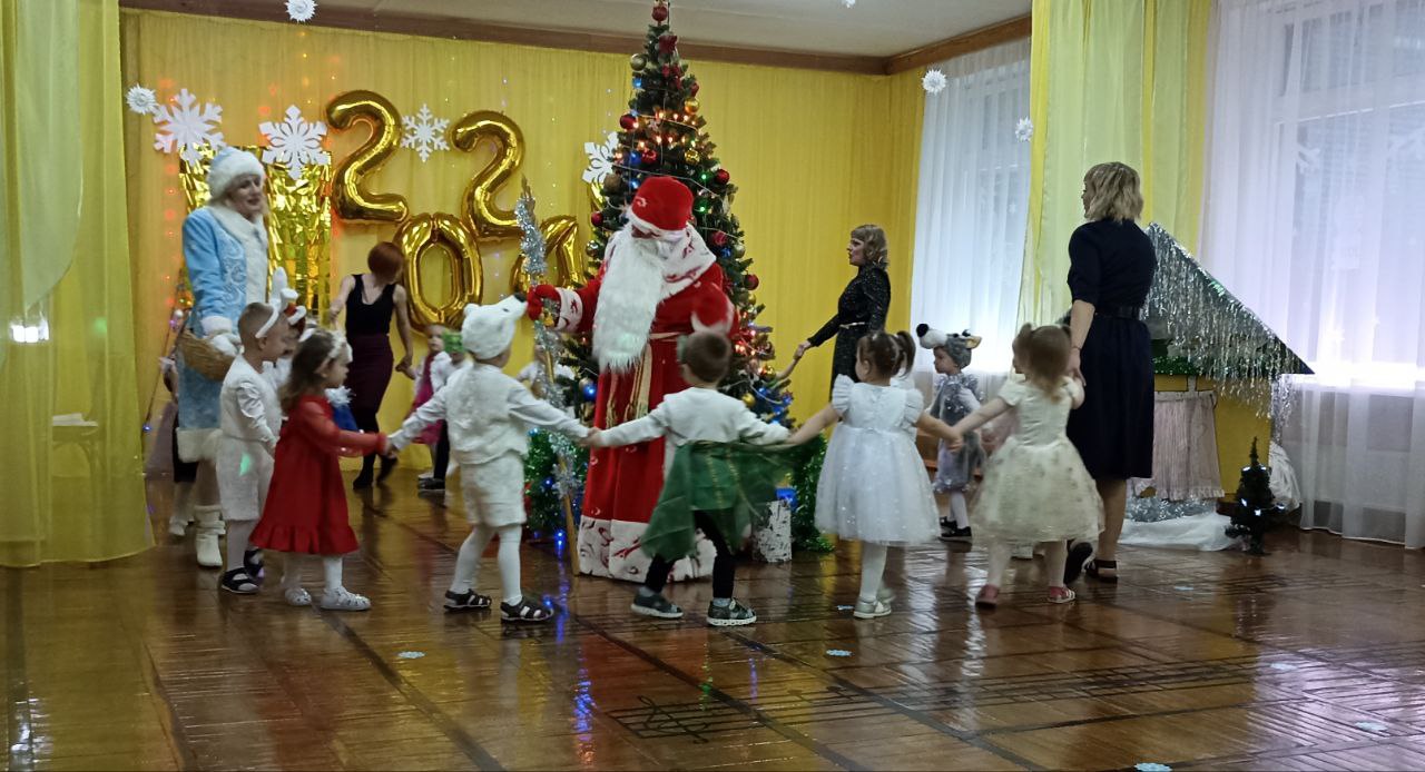 Новогодний праздник во второй младшей группе